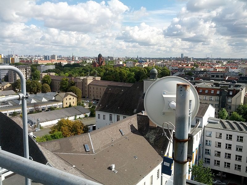 Datei:Bezirksamt dach nanobridge1.jpg