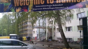 Die Flüchtlingsunterkunft Fürstenwalder Allee in Berlin-Rahnsdorf von außen gesehen.